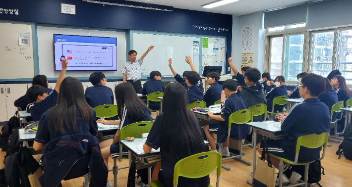 BNK경남은행 금융교육 전문강사 이영동 팀장이 지역 중학교 학생들에게 '자유학기제 금융교육'을 진행하고 있다. 경남은행 제공 