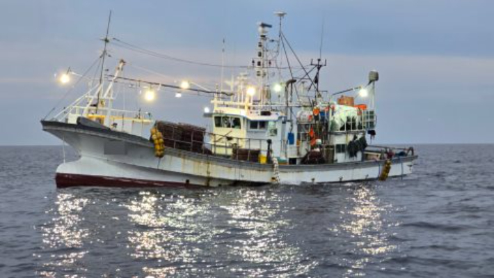 스크류에 부유물이 감긴 어선. 포항해경 제공