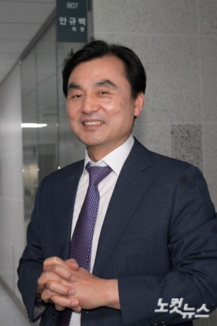 국방부 장관 후보자로 지명된 더불어민주당 안규백 의원이 23일 서울 여의도 국회 의원회관 의원실을 나서고 있다.