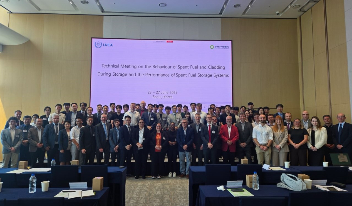 사용후핵연료 관리기술 국제워크숍 참석자들이 단체사진을 촬영하고 있다. 한국원자력환경공단 제공