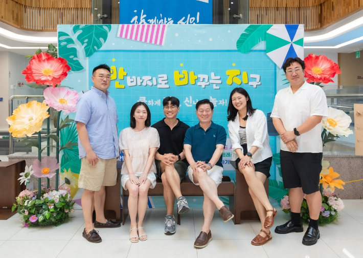 박승원(왼쪽에서 네 번째) 광명시장이 반바지 차림으로 직원들과 기념사진을 촬영하고 있다. 광명시 제공