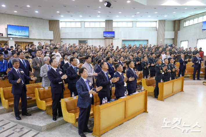 6·25 상기 민관군 구국 연합예배가 지난 22일 35보병사단 충경교회에서 열린 가운데 참석자들이 찬양을 하고 있다.