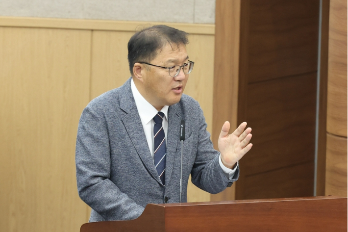 창원시의회 시정질문에 답변하는 장금용 창원시장 권한대행. 창원시의회 제공 