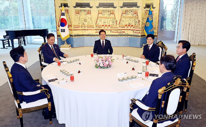 (서울=연합뉴스) 한상균 기자 = 22일 서울 한남동 대통령 관저에서 이재명 대통령과 여야 지도부의 오찬 회동이 열리고 있다.      왼쪽부터 시계방향으로 강훈식 대통령비서실장, 더불어민주당 김병기 당대표 직무대행 겸 원내대표, 이 대통령, 국민의힘 김용태 비상대책위원장, 송언석 원내대표, 우상호 대통령실 정무수석. 2025.6.22 xyz@yna.co.kr 연합뉴스