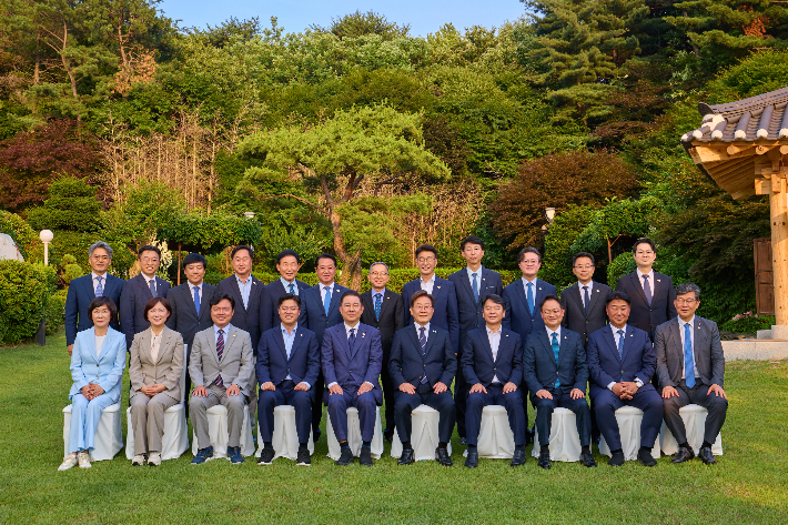 李대통령, 관저서 신임 與원내대표단 만찬