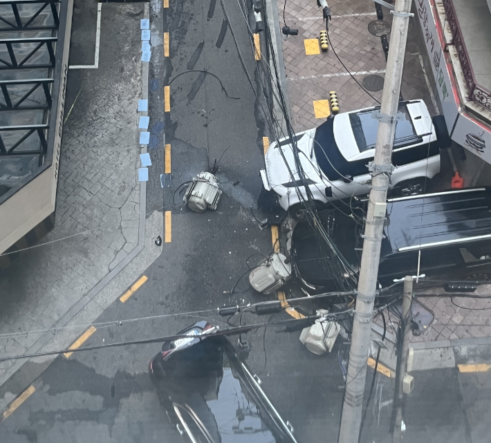 강남 대치동서 차량이 전신주 들이받아…인근에 정전 발생