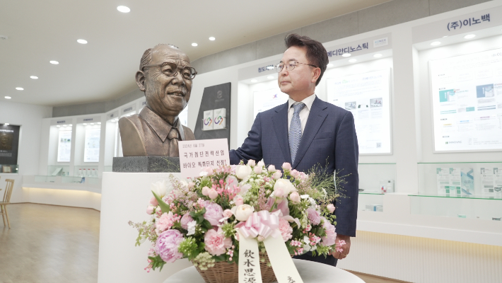 지난 2024년 7월 28일 육동한 춘천시장, 故배계섭 前춘천시장 헌화. 춘천시 제공