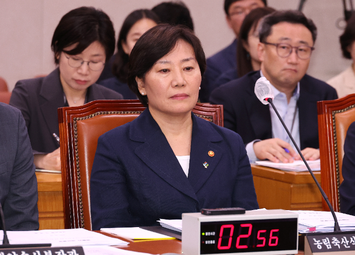 [단독]'尹정부 유임' 송미령 논란에…우상호, 농해수위 면담