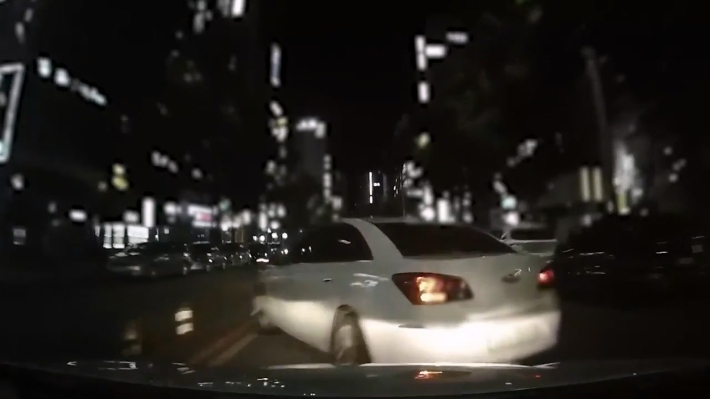 지난 5월 부산 부산진구 한 도로에서 방향지시등을 작동하고 중앙선을 넘어 유턴하려는 차량을 발견, 속력을 높여 고의 충돌하는 모습. 부산경찰청 제공