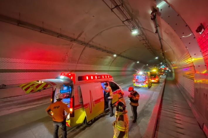 지난 23일 오후 10시 30분쯤 강원 인제군 기린면 서울양양고속도로 양양 방면 인제양양터널에서 승용차간 추돌 사고가 발생했다. 강원소방본부 제공