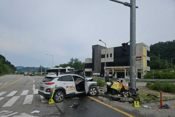 24일 오전 7시 12분쯤 춘천시 동산면 남춘천IC 삼거리에서 승용차 두 대가 충돌했다. 강원소방본부 제공