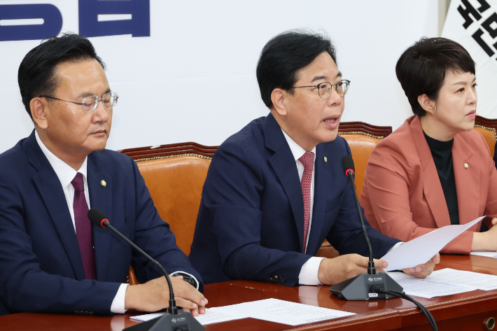 국민의힘 송언석 원내대표(가운데)가 24일 서울 여의도 국회에서 열린 원내대책회의에서 발언하고 있다. 연합뉴스