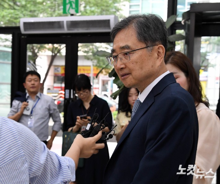 취재진 질문에 답하는 외교장관 후보자