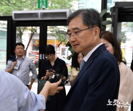 취재진 질문에 답하는 외교장관 후보자