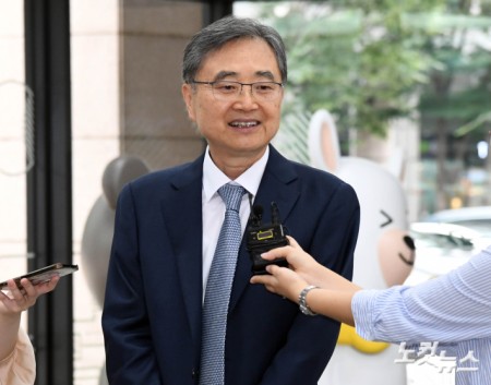 미소짓는 조현 외교장관 후보자