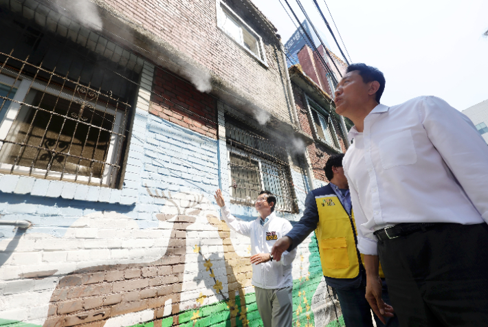 23일 오세훈 서울시장이 서울 영등포구 쪽방촌 골목을 찾아 쿨링포그 가동 상황을 보고 있다. 연합뉴스