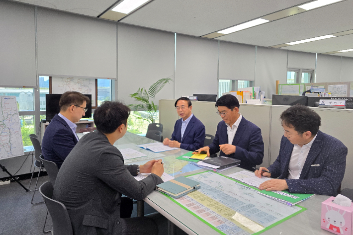 심민 임실군수는 23일 국토부를 방문해 KTX 임실역 정차를 건의하고 있다. 임실군 제공