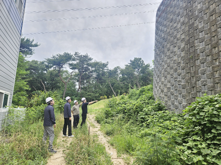 경주시 관계자들이 강동일반산업단지 보강토 옹벽을 점검하고 있다. 경주시 제공