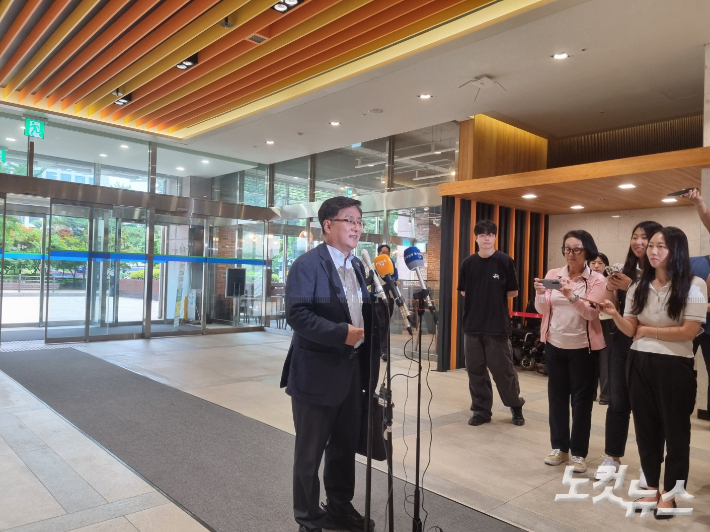 김성환 환경부 장관 후보자가 24일 오전 서울 영등포구 소재 이룸센터로 출근하며 기자들의 질문에 답하고 있다. 최서윤 기자 