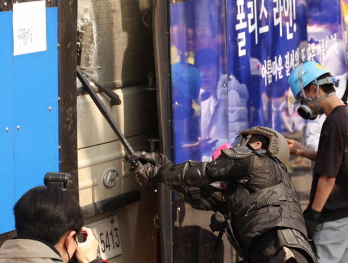 尹 파면에 '반발' 경찰 버스 부순 30대…1심서 집행유예