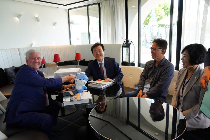 프랑스 엥기엔레뱅시 필립 쉬외르 시장(좌측)과 조규일(가운데) 진주시장. 진주시청 제공