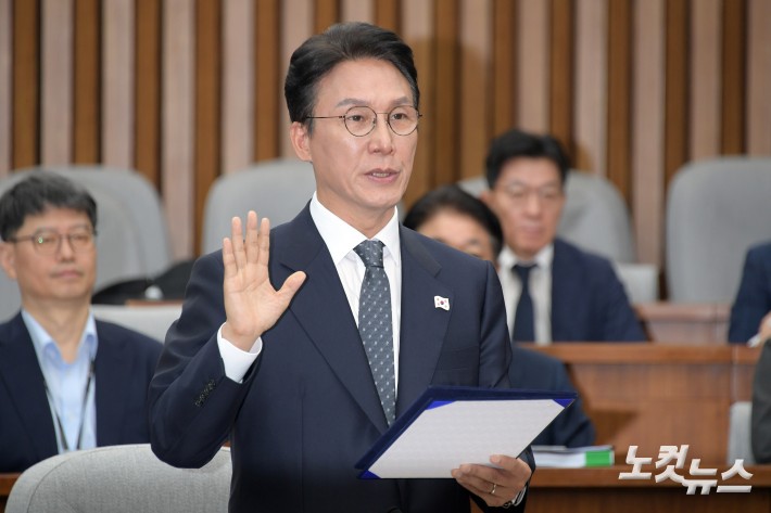 김민석 국무총리 후보자가 24일 서울 여의도 국회에서 열린 인사청문회에서 선서하고 있다.