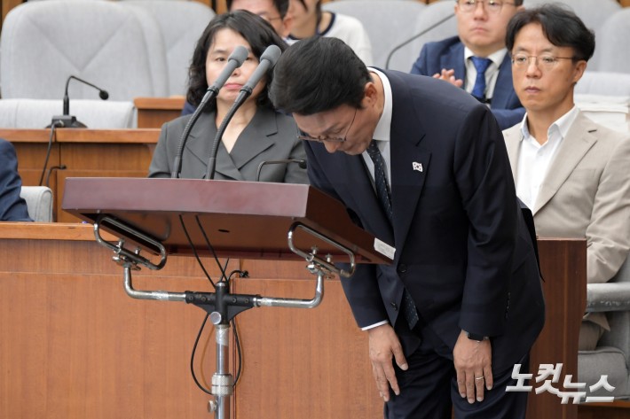김민석 국무총리 후보자가 24일 서울 여의도 국회에서 열린 인사청문회에서 모두발언을 마 치고 인사를 하고 있다.