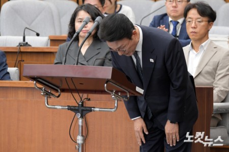 김민석 국무총리 후보자가 24일 서울 여의도 국회에서 열린 인사청문회에서 모두발언을 마 치고 인사를 하고 있다.