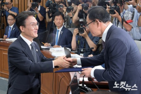 김민석 국무총리 후보자가 24일 서울 여의도 국회에서 열린 인사청문회에서 선서문을 전달하고 있다.