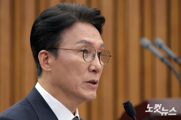 김민석 국무총리 후보자가 24일 서울 여의도 국회에서 열린 인사청문회에서 의원 질의에 답변을 하고 있다.