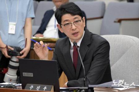 국민의힘 주진우 의원이 24일 서울 여의도 국회에서 열린 국무총리(김민석) 임명동의안 심사를 위한 인사청문회에서 김민석 총리 후보자에게 질의하고 있다.