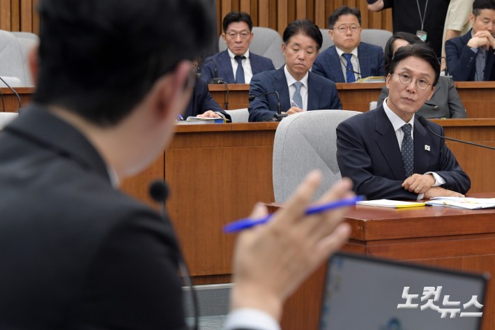 김민석 국무총리 후보자가 24일 서울 여의도 국회에서 열린 인사청문회에서 국민의힘 주진우 의원의 질의를 받고 있다.