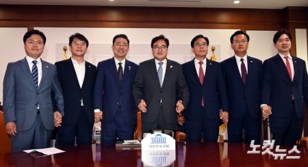 우원식 국회의장이 24일 오전 서울 여의도 국회에서 김병기 더불어민주당 당대표 직무대행 겸 원내대표와 송언석 국민의힘 원내대표와 대화하기에 앞서 기념사진을 찍고 있다.2025.06.24 박윤슬 기자