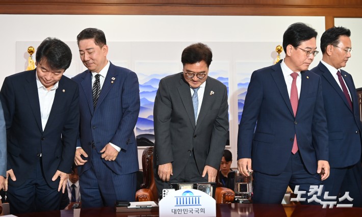 우원식 국회의장이 24일 오전 서울 여의도 국회에서 김병기 더불어민주당 당대표 직무대행 겸 원내대표와 송언석 국민의힘 원내대표와 대화하기에 앞서 기념사진을 찍은 뒤 자리로 돌아가고 있다.2025.06.24 박윤슬 기자