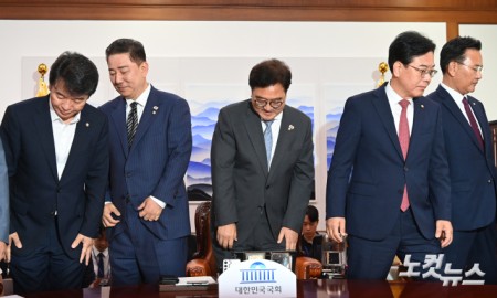 우원식 국회의장이 24일 오전 서울 여의도 국회에서 김병기 더불어민주당 당대표 직무대행 겸 원내대표와 송언석 국민의힘 원내대표와 대화하기에 앞서 기념사진을 찍은 뒤 자리로 돌아가고 있다.2025.06.24 박윤슬 기자