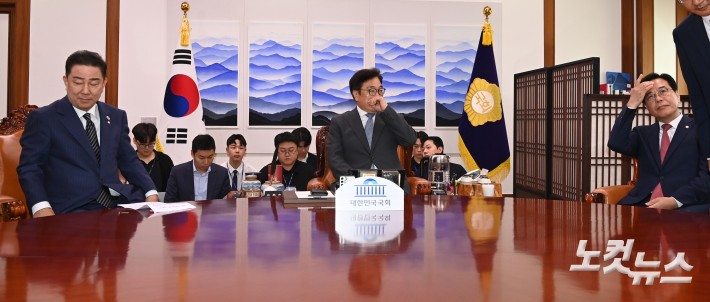 우원식 국회의장이 24일 오전 서울 여의도 국회에서 김병기 당대표 직무대행 겸 원내대표와 송언석 국민의힘 원내대표와 회동을 갖고 있다.2025.06.24 박윤슬 기자