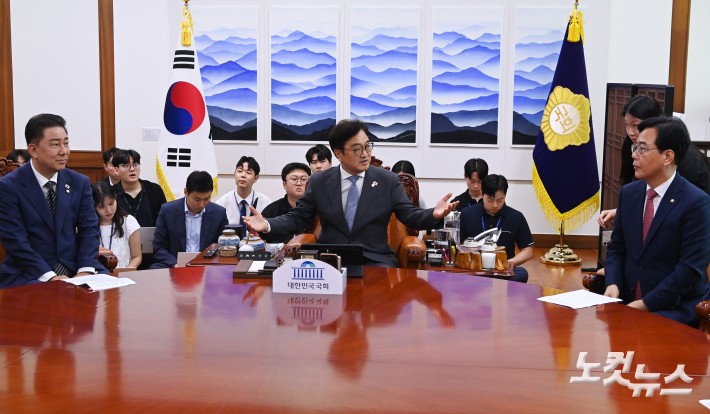 우원식 국회의장이 24일 오전 서울 여의도 국회에서 김병기 당대표 직무대행 겸 원내대표와 송언석 국민의힘 원내대표와 대화하고 있다.2025.06.24 박윤슬 기자