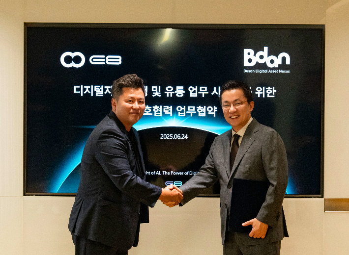 왼쪽부터 김진현 이에이트 대표, 김상민 부산디지털자산거래소 대표. 비단 제공