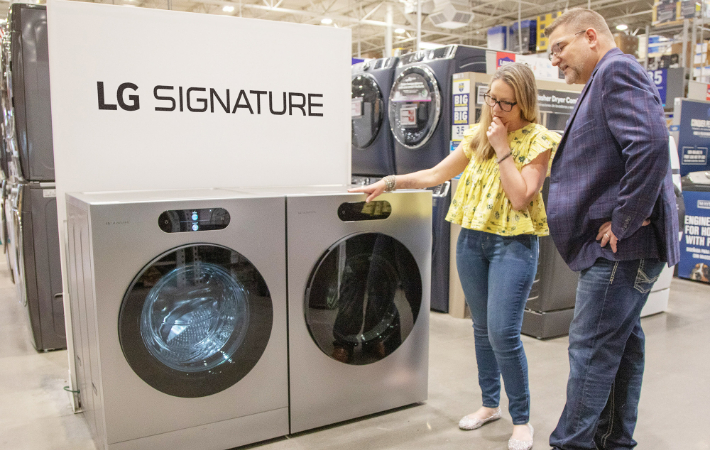 미국 로우스 매장 전시 중인 LG 시그니처 세탁기와 건조기. LG전자 제공