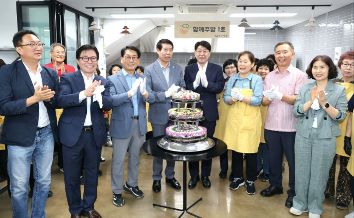 24일 전주시 노송동 천사마을 희망문화센터에서 열린 '함께주방' 1호점 개소식에서 우범기 시장과 남관우 시의회 의장, 지역 주민들이 기념 촬영을 하고 있다. 전주시 제공