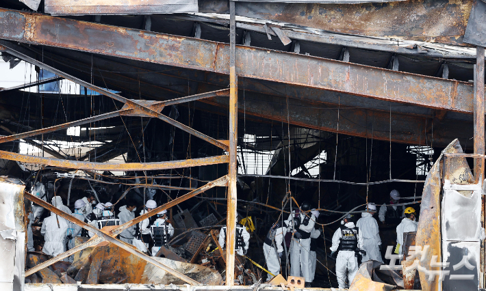 경기 화성 일차전지 업체 아리셀 공장 화재 사고 현장에서합동감식이 진행되고 있다. 화성=박종민 기자