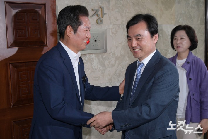 24일 서울 여의도 국회에서 열린 더불어민주당 의원총회에 안규백 국방부 장관 후보자가 참석하며 당대표 출마를 선언한 정청래 의원(왼쪽)과 인사를 하고 있다.