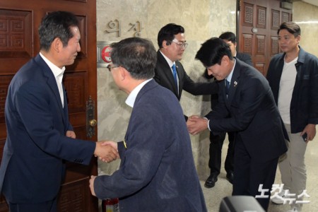 더불어민주당 당대표 출마를 선언한 정청래·박찬대 의원이 24일 서울 여의도 국회에서 열린 당 의원총회에 참석하는 의원들과 인사를 하고 있다.