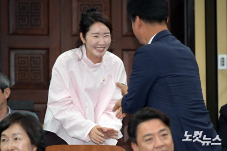 24일 서울 여의도 국회에서 열린 더불어민주당 의원총회에서 강선우 여성가족부 장관 후보자가 의원들과 인사를 하고 있다.