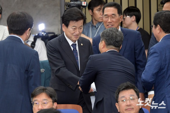 24일 서울 여의도 국회에서 열린 더불어민주당 의원총회에 정동영 통일부 장관 후보자가 참석하며 의원들과 인사를 하고 있다.