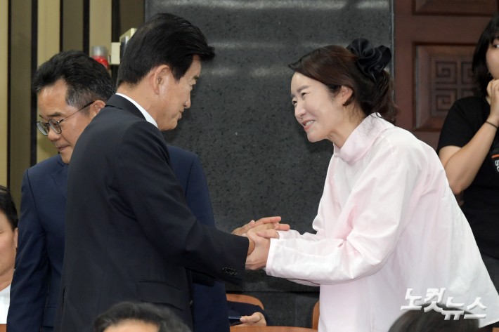 24일 서울 여의도 국회에서 열린 더불어민주당 의원총회에서 정동영 통일부 장관 후보자(왼쪽)와 강선우 여성가족부 장관 후보자가 인사를 하고 있다.