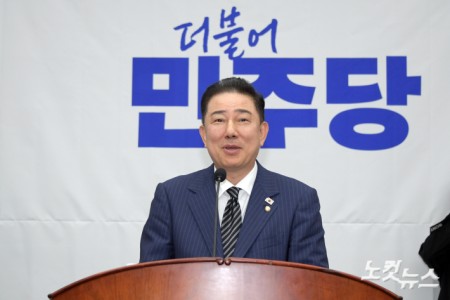 더불어민주당 김병기 당대표 직무대행 겸 원내대표가 24일 서울 여의도 국회에서 열린 당 의원총회에 발언을 하고 있다.