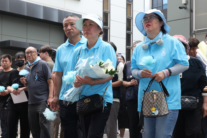24일 경기도 화성시 아리셀 화재 사고 현장에서 열린 '아리셀 참사 1주기 현장 추모 위령제'에서 유가족들이 화재 건물 앞에서 눈물 흘리고 있다. 연합뉴스