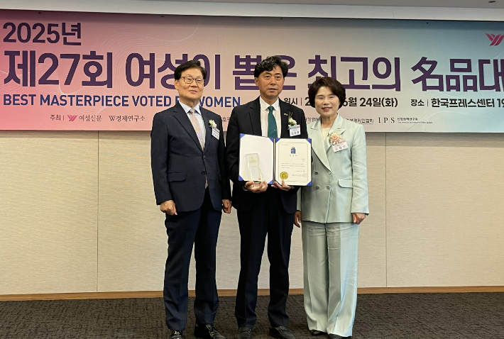 서울 프레스센터서 24일 여성가족부와 산업통상자원부가 후원하는 '제27회 여성이 뽑은 최고의 명품 대상'에서 전남 친환경 쌀이 19년 연속 수상했다. 전라남도 제공