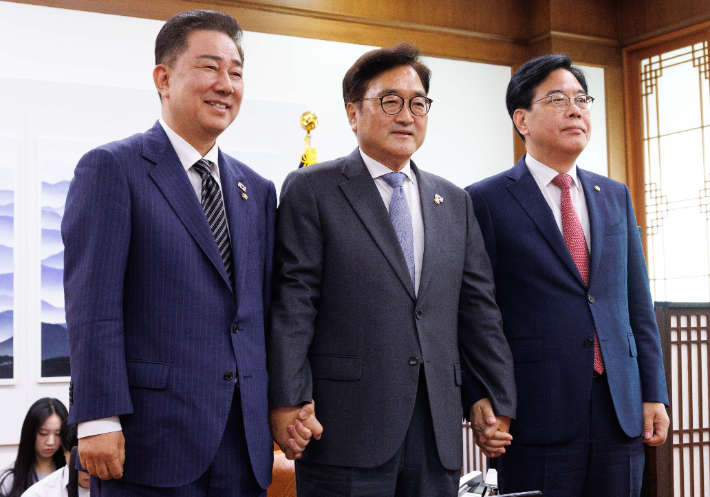 우원식 국회의장과 여야 원내대표들이 24일 국회에서 추가경정예산안 처리를 위한 본회의 개최 일정과 상임위원장 재배분 문제 등을 논의하기 위해 회동하고 있다. 연합뉴스